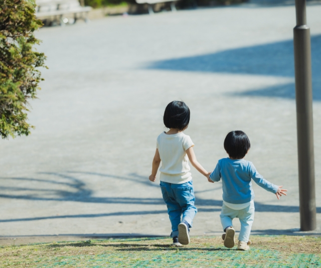 園児の後ろ姿