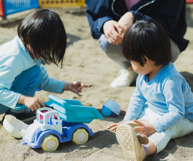 園児の砂遊び