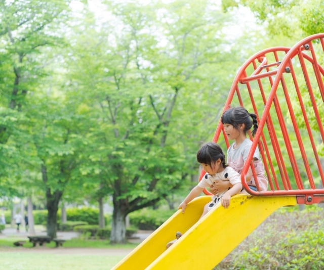 滑り台をしている園児