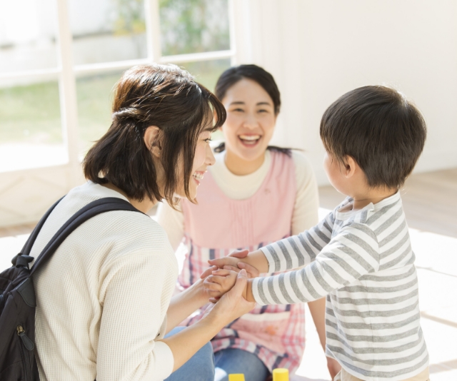 園児と保護者と先生