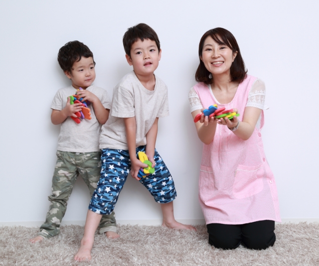 先生と遊んでいる園児